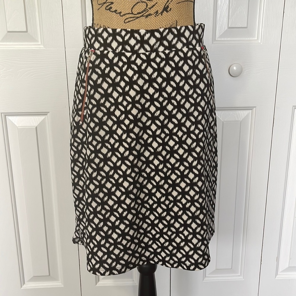 Le Lis Black and White Pattern A-Line Skirt